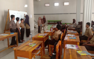 Kegiatan Belajar di SMP Islam Terpadu Budi Luhur